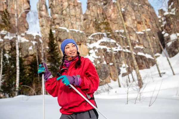 Turista menina no inverno em um fundo de rochas vermelhas, Ural mounta — Fotografia de Stock