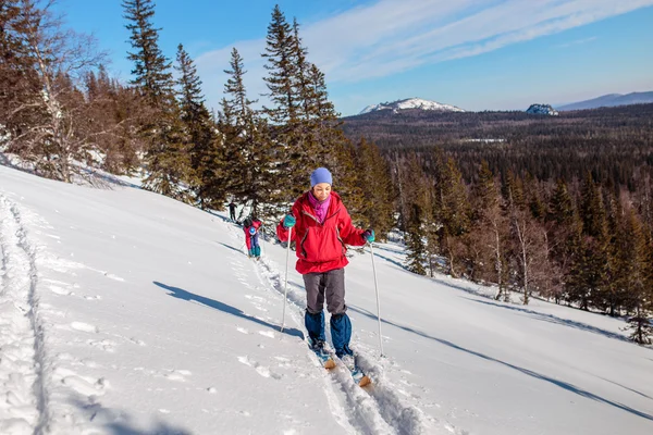 Paisaje invernal con pistas de esquí de montaña y turismo de vuelta cou —  Fotos de Stock