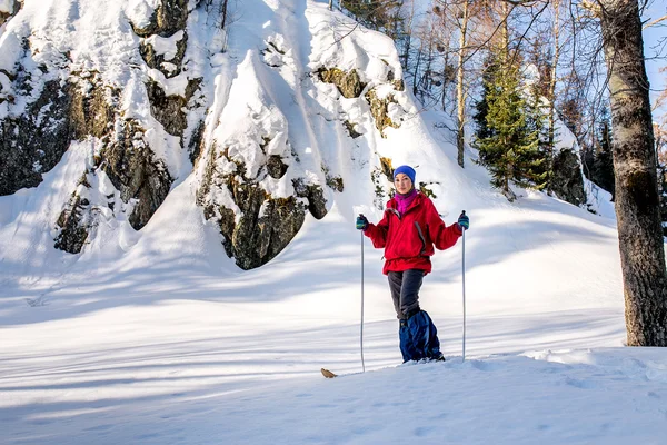 Paisaje invernal con pistas de esquí de montaña y esquiador turístico de fondo — Foto de Stock