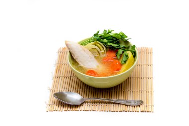 Geleneksel Tatar Lagman çorba plaka beyaz zemin üzerinde. İnci