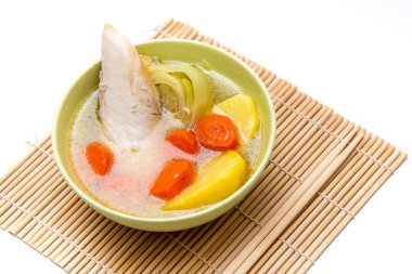 Geleneksel Tatar Lagman çorba plaka beyaz zemin üzerinde. İnci