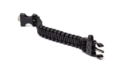 Siyah örgülü Paracord bilezik izole bir toka ile