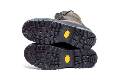 Eski aşınmış yürüyüş botları beyaz arka planda izole edilmiş