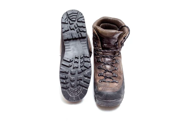 Un par de zapatos de trekking de montaña de cuero pesado aislados en blanco — Foto de Stock