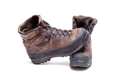 Eski aşınmış yürüyüş botları beyaz arka planda izole edilmiş