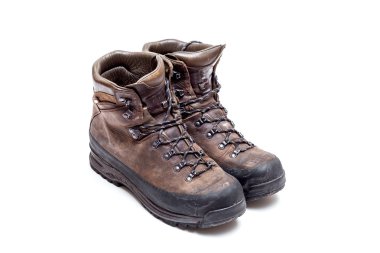 Eski aşınmış yürüyüş botları beyaz arka planda izole edilmiş