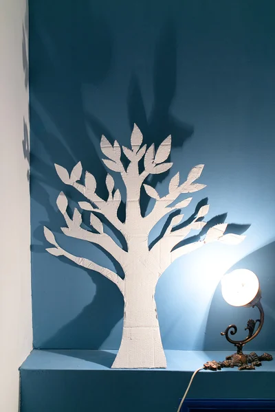 Krásná ruční papír strom silueta v umělcově studio — Stock fotografie