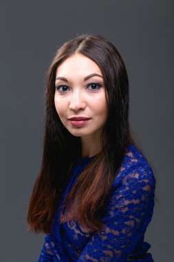 kız mavi Dr gri arka plan üzerinde Studio Ortadoğu yarış