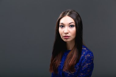 kız mavi Dr gri arka plan üzerinde Studio Ortadoğu yarış