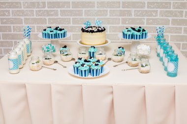 Turkuaz şenlikli tatlı tablo kek, cakepops ile dekore edilmiştir.