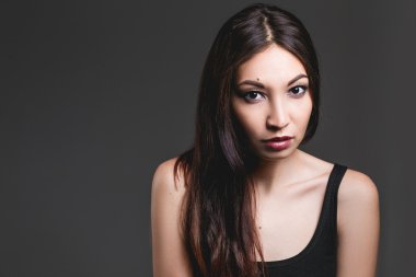 Orta Doğu etnik kız Studio moda tarzında bir b poz