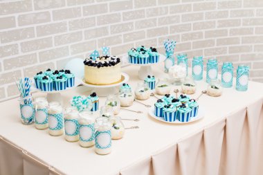 Turkuaz şenlikli tatlı tablo kek, cakepops ile dekore edilmiştir.