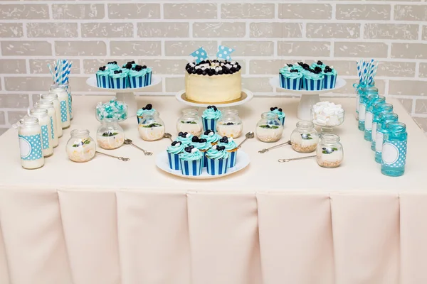 Turkoois ingericht feestelijke zoete tabel met gebak, cakepops — Stockfoto