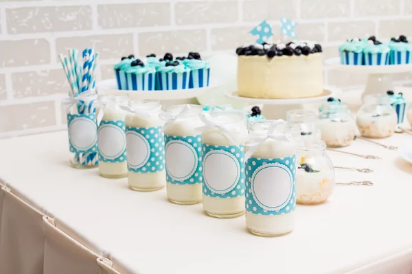 绿松石装饰喜庆甜蜜表与蛋糕，cakepops — 图库照片