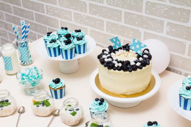 düğün ya da doğum günü kek ile mavi bir tarzda şenlikli çikolata