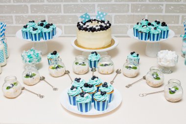 tatlı bebek şeker büfe mavi tarzında dekore edilmiş kekler ve tatlılar çok zevkli