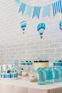 tatlı bebek şeker büfe mavi tarzında dekore edilmiş kekler ve tatlılar çok zevkli