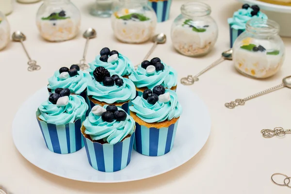  Turkuaz şeker çubuğu bölgeyle bir kek ve bir çocuk partisi, güzel dekore edilmiş bir top kek