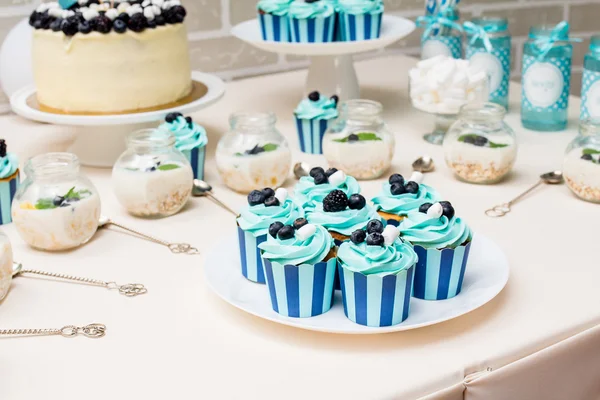 Barra de caramelo festivo en un estilo azul, con pasteles en la boda o cumpleaños — Foto de Stock