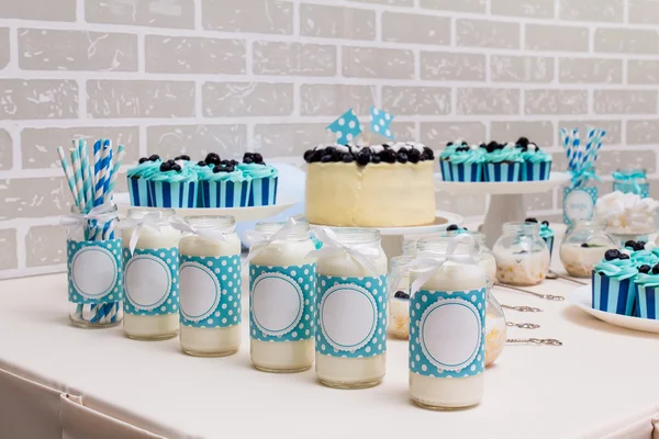 Dulce bebé caramelo buffet en estilo azul con un montón de pasteles decorados y dulces — Foto de Stock