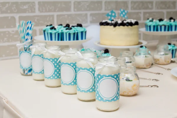 Lieve baby snoep buffet in blauwe stijl met een heleboel gedecoreerde taarten en snoep — Stockfoto