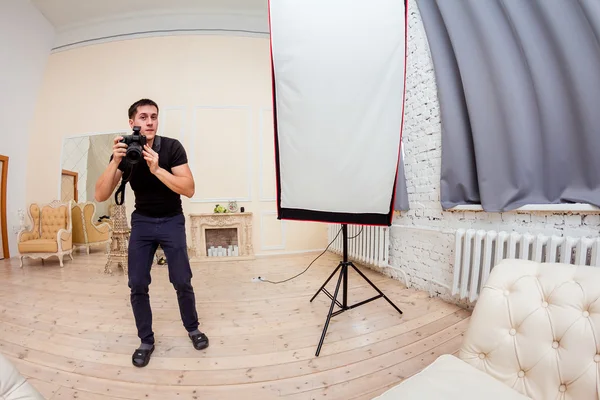 Fotoğrafçı aydınlatma donanımları ile Studio — Stok fotoğraf