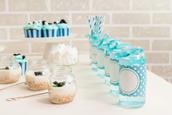 Turquoise candy bar zone met een taart en een prachtig versierde cupcakes op een kinderfeest — Stockfoto