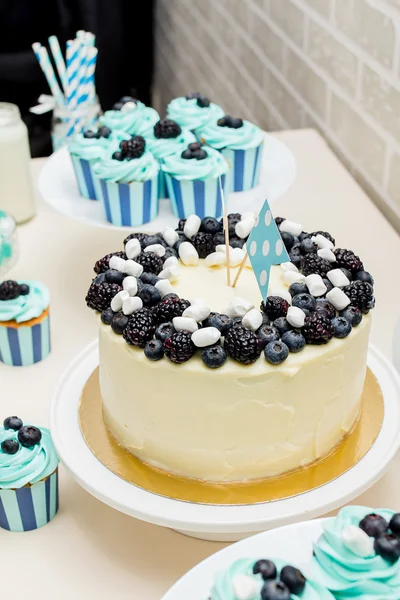 Turquoise candy bar zone met een taart en een prachtig versierde cupcakes op een kinderfeest — Stockfoto