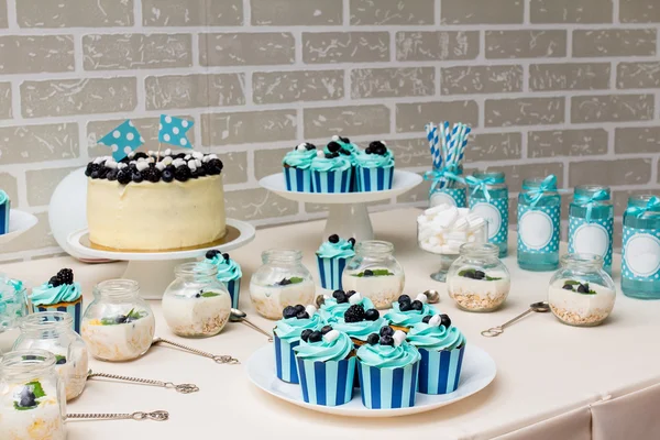 Barra de caramelo festivo en un estilo azul, con pasteles en la boda o cumpleaños — Foto de Stock