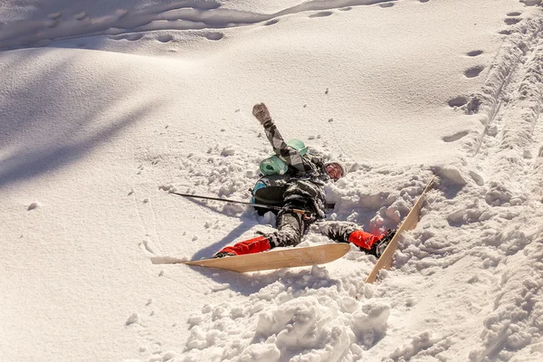Kobieta narciarz popadł w głębokim śniegu — Zdjęcie stockowe