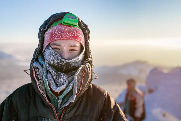 Uzun yürüyüşe çıkan kimse dağcı Frost portresi. Ayaz şapka ve ani kalp durması sarılmış — Stok fotoğraf