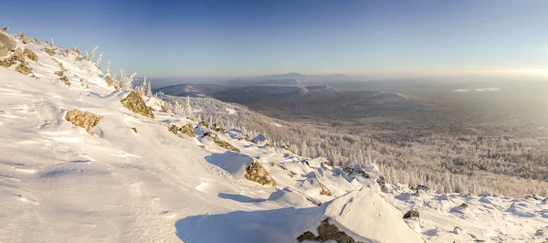 Zimní stolová hora rozsah krajiny poblíž malé vesničky v Ural — Stock fotografie