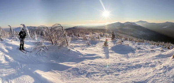 Természetjáró utazási téli hegyekben az Urál napkeltekor — Stock Fotó