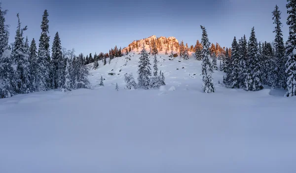 Verschneite Berge an einem frühen Wintermorgen. Foto wurde aufgenommen — Stockfoto