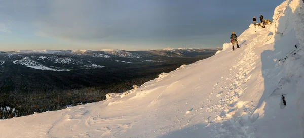 Bergbeklimmer afdalen uit een berg met de opvatting van de set — Stockfoto