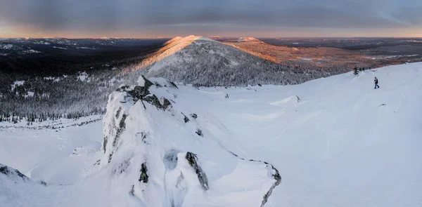 Bergbeklimmer afdalen uit een berg met de opvatting van de set — Stockfoto