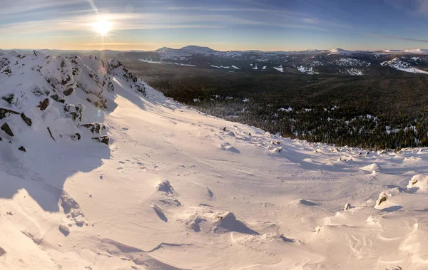 De helling van de berg met beboste ridge in de winter bij zonsondergang, — Stockfoto