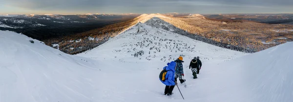 Montañismo grupo de turistas subiendo por la nieve cubierto mo — Foto de Stock