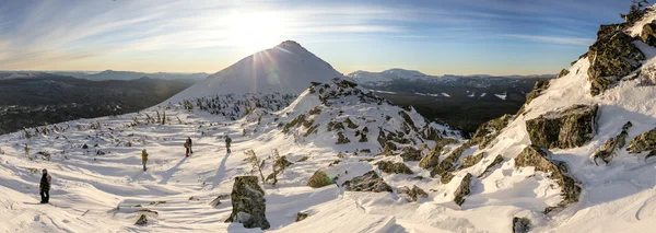 Gruppe von Skifahrern, die mit einem Rucksack in den winterlichen Bergen wandern und — Stockfoto