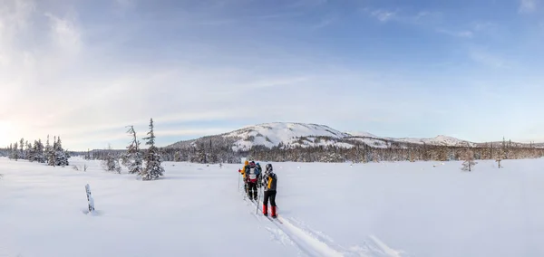 Esquiadores caminhando em montanhas cobertas de neve, Ural, Rússia — Fotografia de Stock
