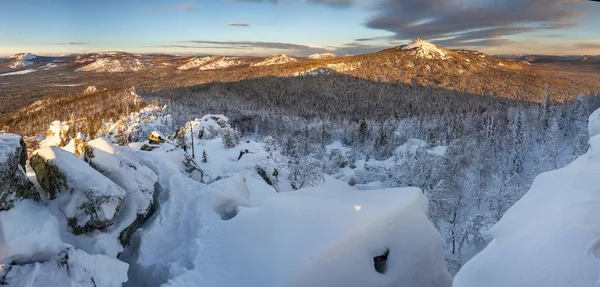 Winterpanorama der roten Berge bei Sonnenuntergang — Stockfoto