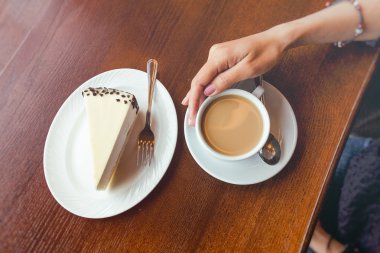 kahve ve cheesecake tablo, düz üst görünümü ile el
