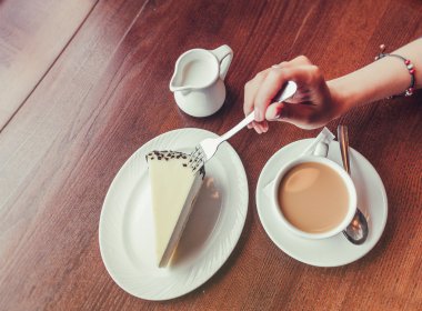 kahve ve cheesecake tablo, düz üst görünümü ile el