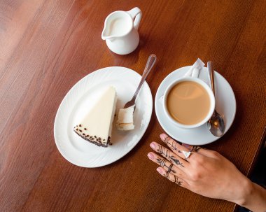 kahve ve cheesecake tablo, düz üst görünümü ile el