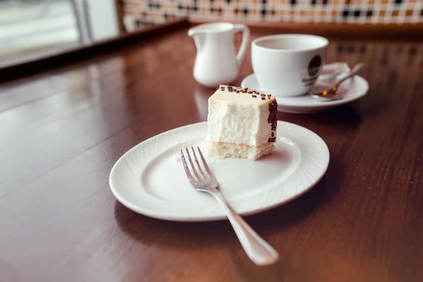 Tenedor con un postre comido en la mesa en la cafetería —  Fotos de Stock