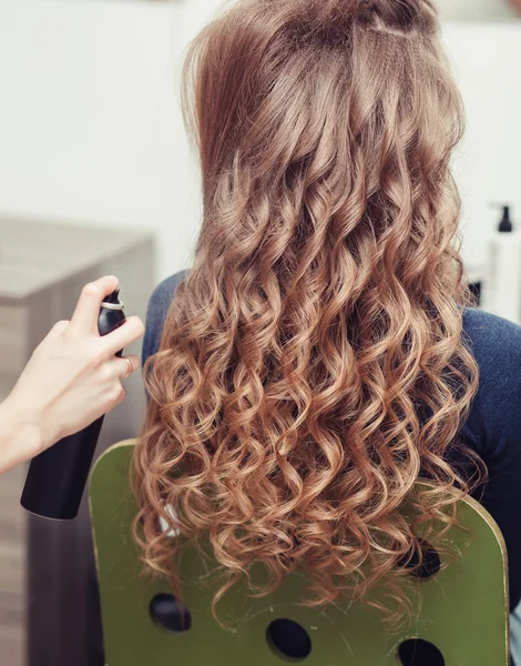 Penata rambut melakukan gaya rambut untuk pengantin wanita — Stok Foto