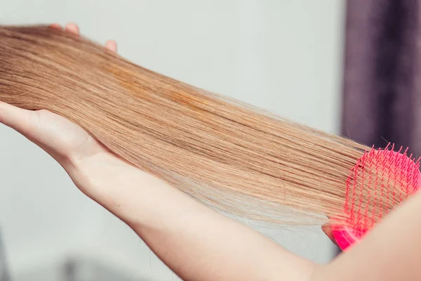 Peluquería peinando pelo rubio en peluquería —  Fotos de Stock