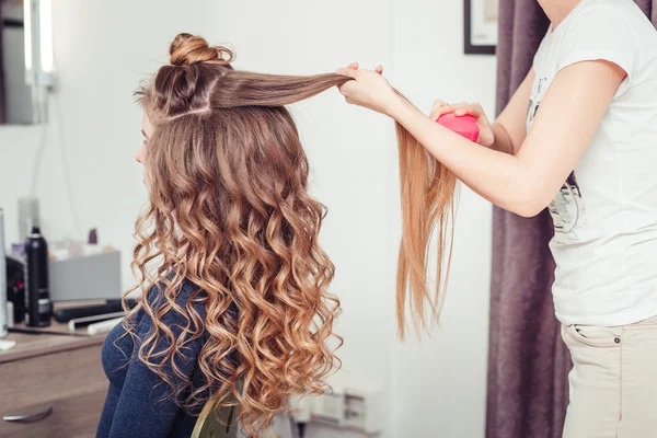 Friseur macht schöne blonde Frisur im Salon — Stockfoto