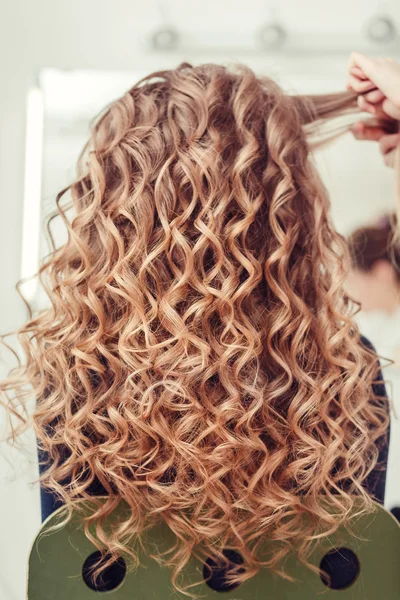 Menutup tangan penata rambut yang terampil di salon kecantikan, curli — Stok Foto