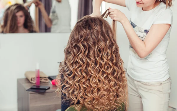 Close up of hands of skillful hairdresser at beauty salon, curli — Stock Photo, Image